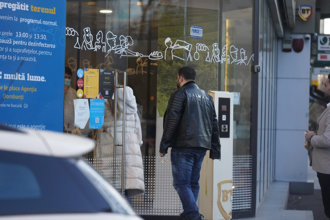 Florin Salam și apropiații lui intră în bancă