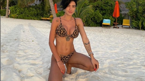 Adelina Pestrițu nu are liniște nici în Maldive: ”Băi, disperaților, săriți ca hienele!”
