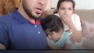 VIDEO VIRAL. Tată ucis de rachete în Gaza, după ce s-a filmat în timp ce își apăra copiii: „Nu vă fie teamă, jucați-vă”