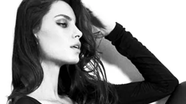 Cu sfarcul la vedere?! Catrinel Menghia a realizat o sedinta foto in care s-a vazut mai mult decat ar fi vrut!