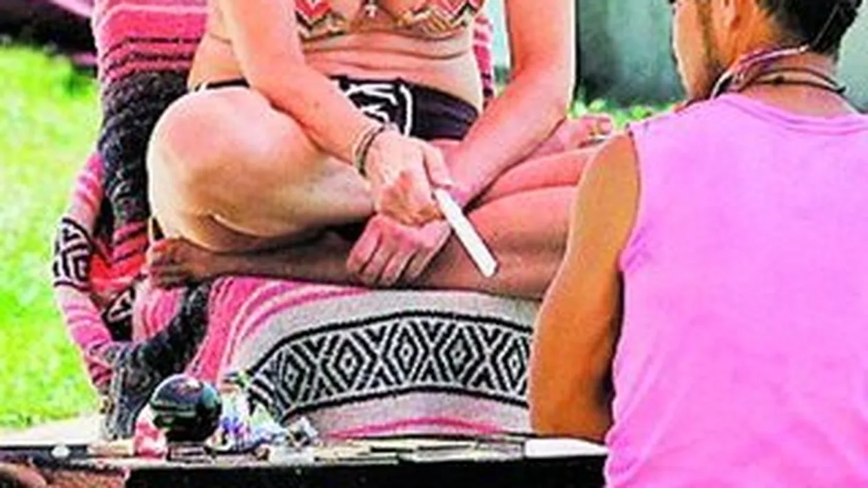 Sharon Stone si-a aflat viitorul la plaja in timp ce afisa un trup de invidiat pentru varsta de 54 de ani!