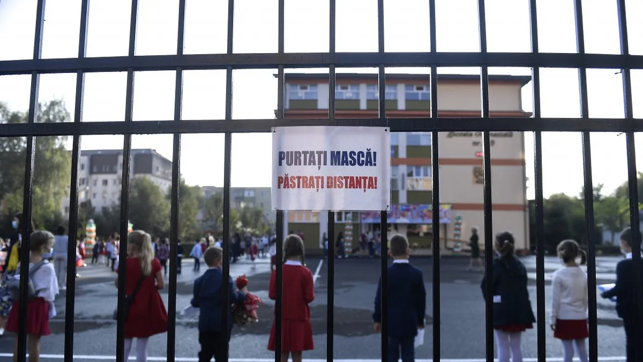Decizie importantă, luată în București.  Masca rămâne obligatorie în apropierea școlilor și în spațiile aglomerate