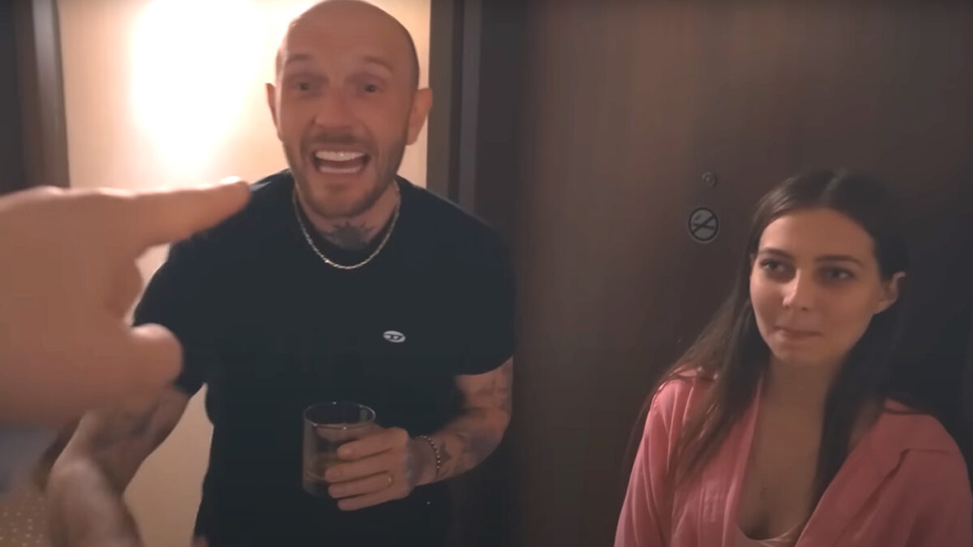 Cătălin Bordea, filmat beat-turtă într-un hotel din Piața Neamț. Scandal și manele pe hol, la ora 5:06 dimineața