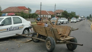 Patru persoane rănite după ce o maşină a izbit frontal o căruţă, în județul Bistrița-Năsăud