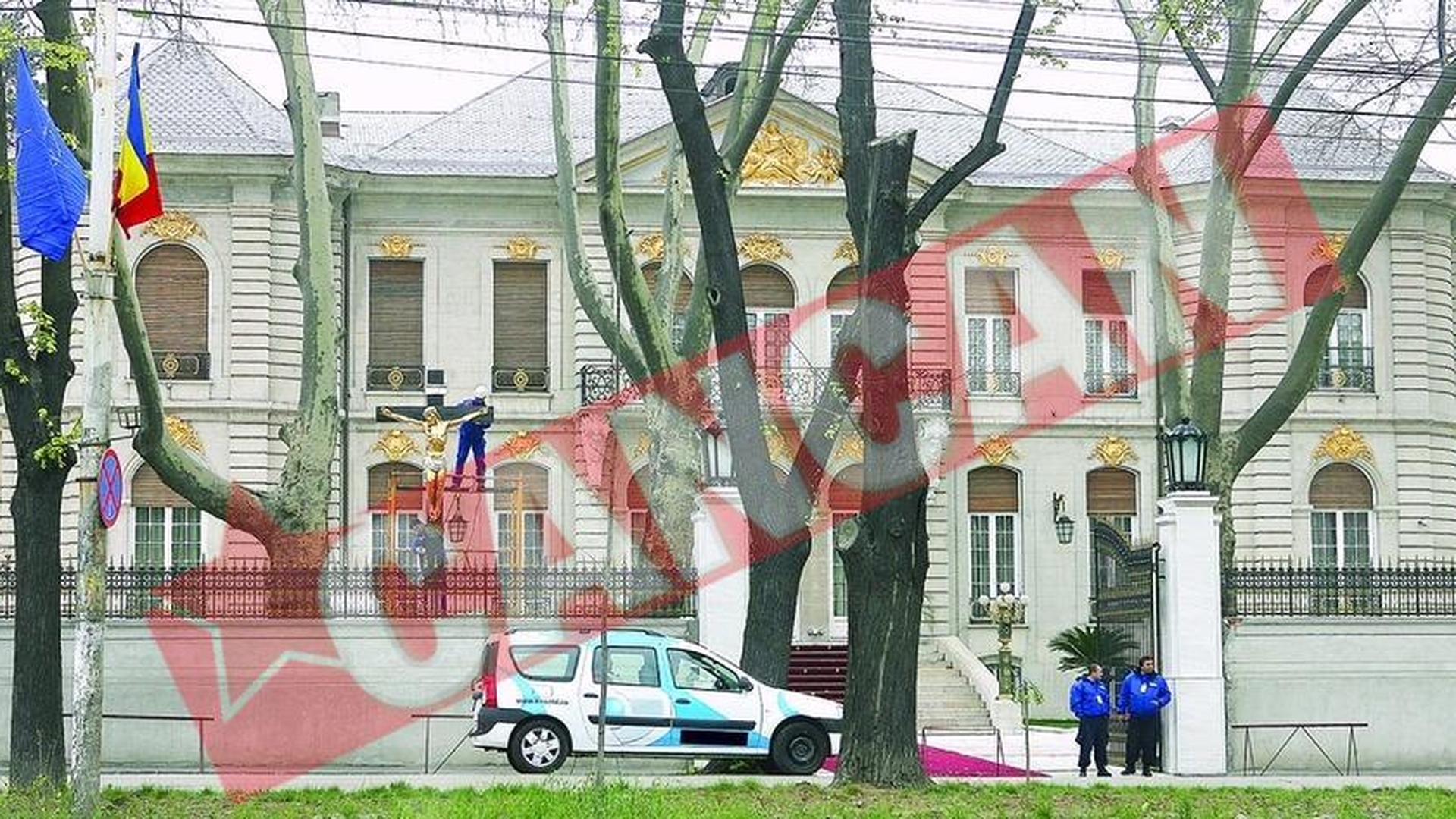 Gigi Becali si-a ridicat o cruce in curtea de la Palat
