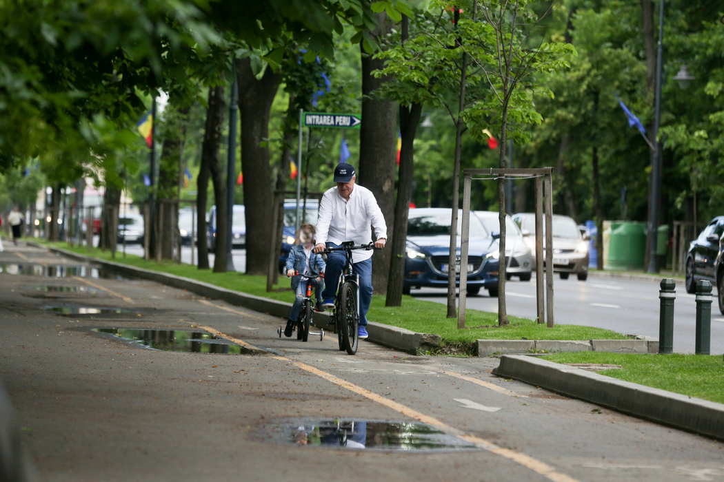 Călin Popescu Tăriceanu & juniorul s-au “întrecut” cu bicicletele pe Kiseleff