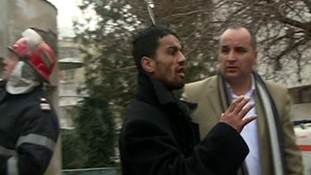 Ce nebunie! Un tânăr şi-a înfipt o furculiţă în cap, după ce a fost dat afară de părinţi