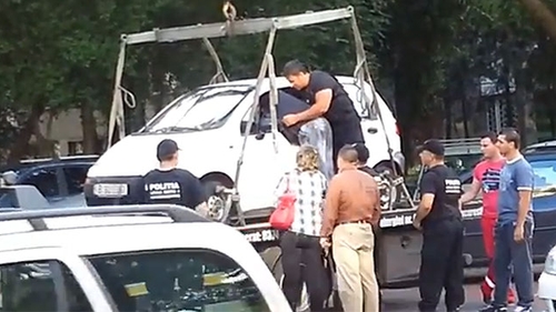 VIDEO Imagini incredibile in Capitala! Un sofer a facut tot posibilul ca masina lui sa nu fie ridicata de "hingherii auto"!