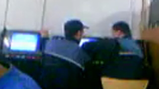 VIDEO Politia in actiune! Doi politisti rurali au vrut sa prinda "full-ul" la pacanele! Uite-i cum "interogheaza" aparatul!