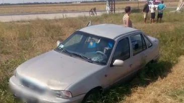 Spulberați de o mașină în stația unde așteptau microbuzul