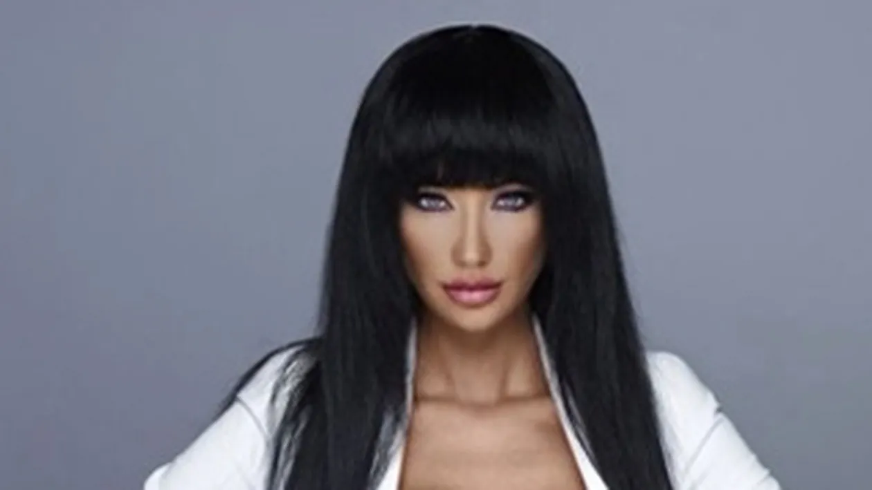 Bruneta Bianca Dragusanu seamana perfect cu Angelina Jolie. N-o sa-ti vina sa crezi cand vei vedea ce poza si-a pus pe Facebook!