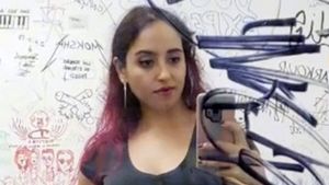 Nina a fost concediată de două ori, din același motiv: e prea atrăgătoare! Cum arată, de fapt, de la brâu în jos