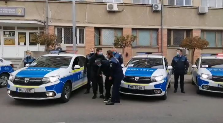 Un polițist din Mehedinți, răpus de infecția cu COVID-19. Imagini cu puternic impact emoțional surprinse la omagiul pe care i l-au adus foștii colegi | VIDEO