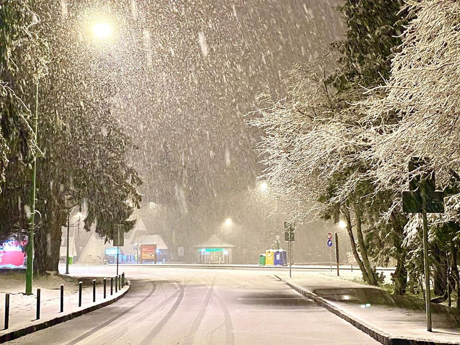 Iarna nu și-a spus ultimul cuvânt! Poiana Brașov, acoperită de zăpadă în mijlocul primăverii. FOTO + VIDEO