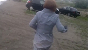 VIDEO Inca mai crezi ca femeile pot conduce?! Soferita asta si-a pierdut masina la propriu! Uite cum alearga dupa ea ca sa urce la volan!