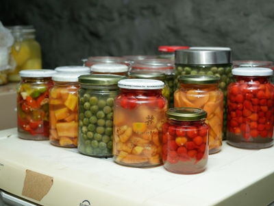 Cum se sterilizează corect borcanele pentru zacuscă și murături