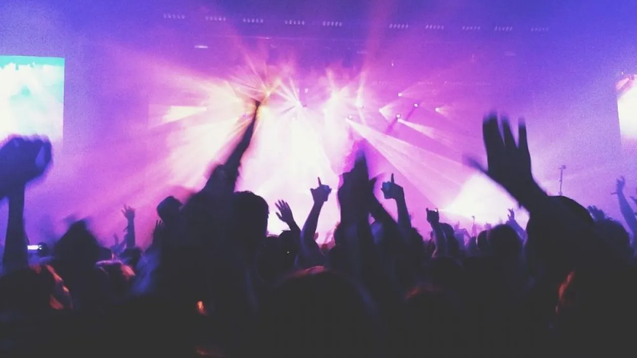 Se redeschid cluburile pe litoral în minivacanţa de 1 Mai? Vestea dată de ministrul Lucian Bode