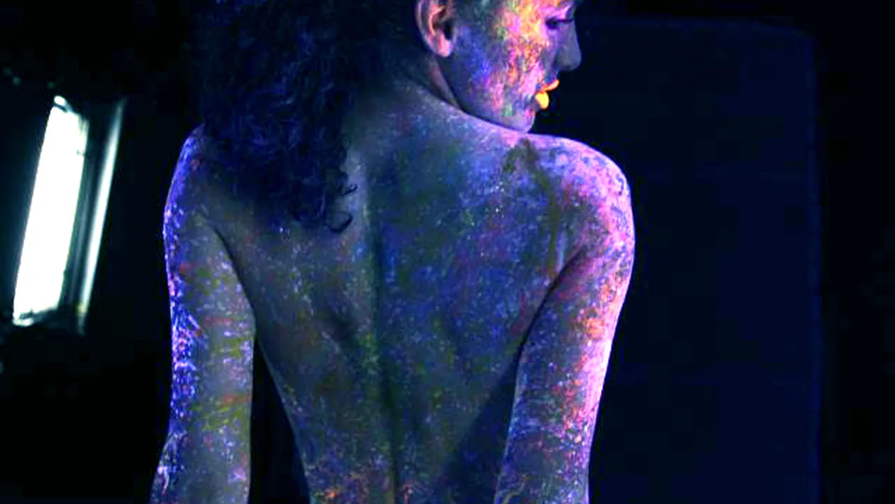 Make-up de 2000 de euro pentru un videoclip. Tasha s-a lasat pictata din cap pana in picioare