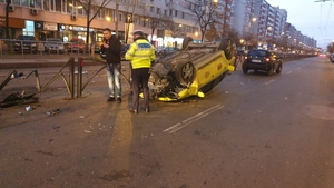 Grav accident în București. Un taxi s-a răsturnat pe Calea Moșilor
