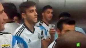 CUPA MONDIALA 2014 - Cea mai tare imagine posibila! Un fan s-a inghesuit in lift langa toata echipa Argentinei! VIDEO