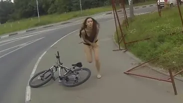 Striptease GRATUIT! Un motociclist a filmat la semafor cea mai tare faza posibila! Cum a ramas tanara in lenjerie intima