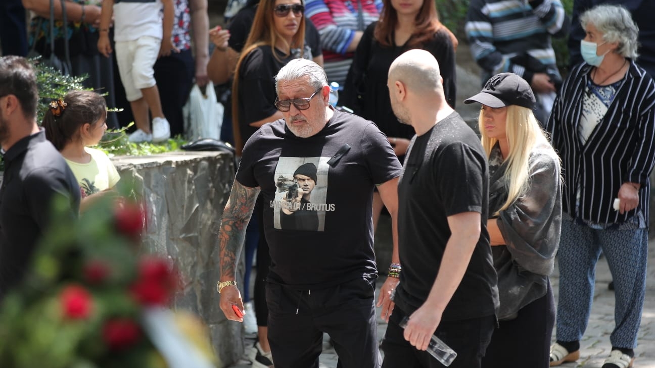 Serghei Mizil, apariţie inedită la înmormântarea lui Costin Mărculescu. Ce mesaj avea scris pe tricou