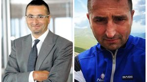 Nu-ţi vine să crezi că el este omul care are pe mână banii a milioane de români! A renunţat la limuzine pentru bicicletă şi…
