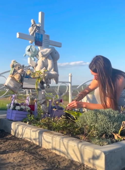 Cristina Scarlevschi, în lacrimi la mormântul fiului ei/ Sursa foto: Instagram
