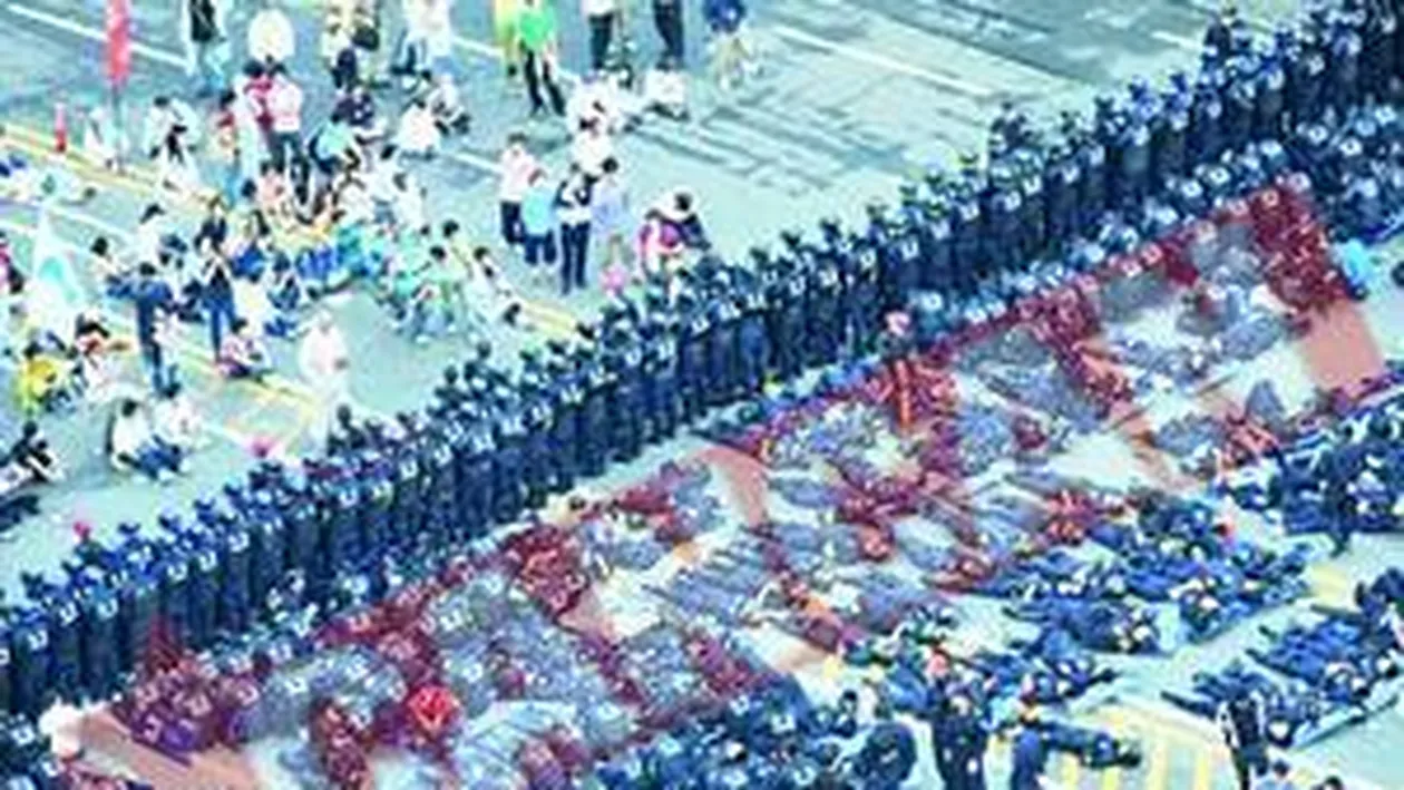 Politistii din Seul dorm cu schimbul pe asfalt