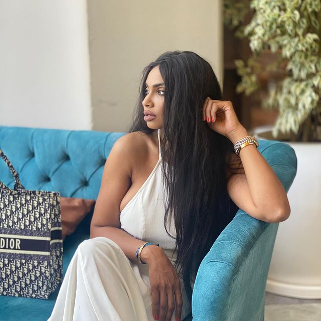 Sexy mulatra și-a deschis salon de masaj