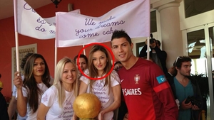 O romanca a dat buzna in hotelul in care se afla celebrul fotbalist portughez Cristiano Ronaldo si l-a abordat pe acesta