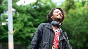 N-ai mai ascultat aşa ceva! Ion din Dorobanţi ”rupe-n două” piaţa muzicală cu… electro-manele!