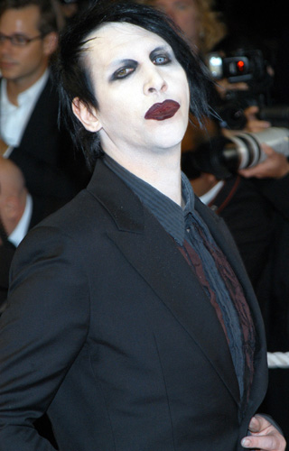 Marilyn Manson, transportat de urgenţă la spital!  Un element din decor s-a prăbuşit peste el, în timpul concertului