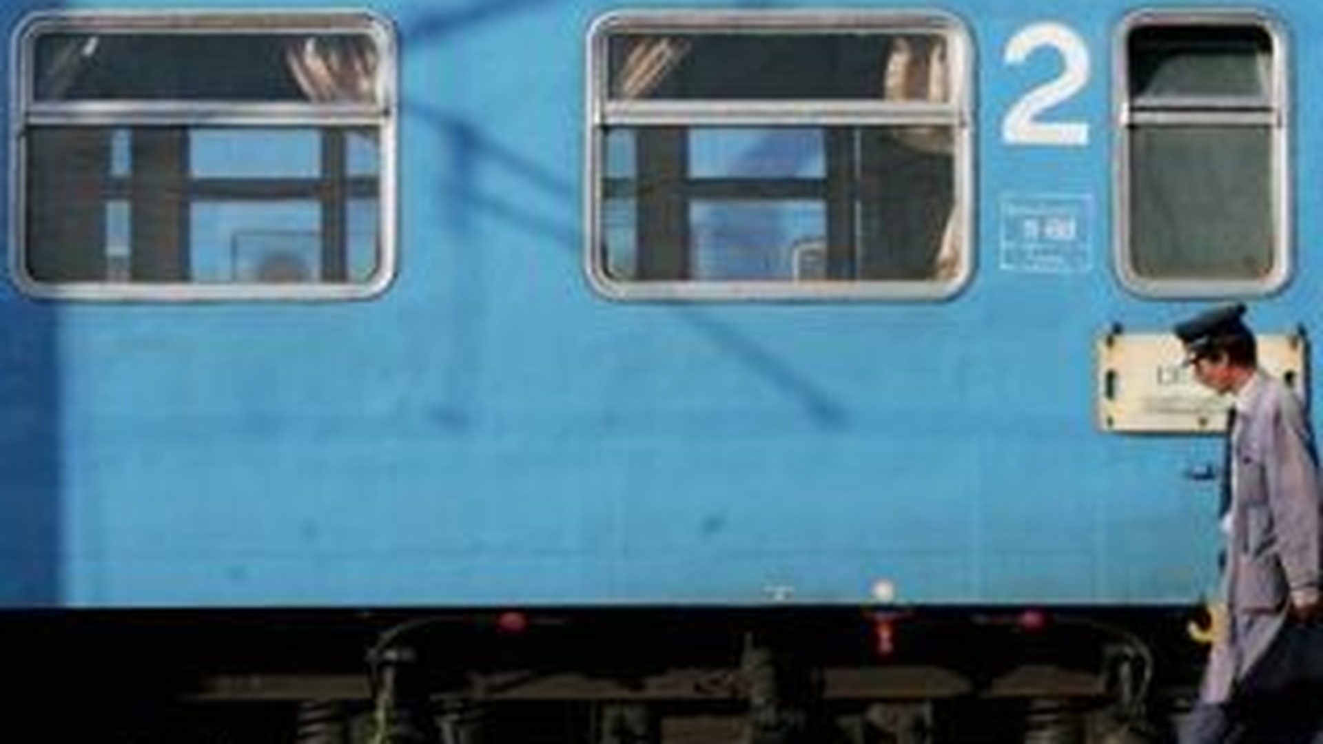 Sindicatele din CFR ameninta cu blocarea trenurilor daca le vor fi reduse salariile
