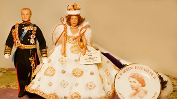 Papusi celebre si preturile lor: jucaria “Printul George” costa 150 de dolari, iar Angelina Jolie in miniatura se vinde cu 4.300!