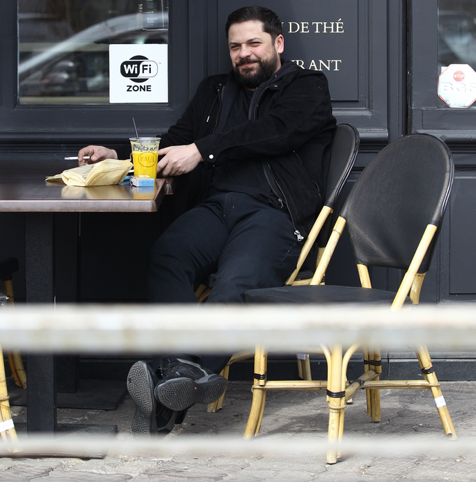 Augustin Viziru, cu un look total schimbat, la o terasă din București