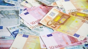 Leul s-a apreciat la inceputul zilei; cursul a coborat sub 4,51 lei/euro