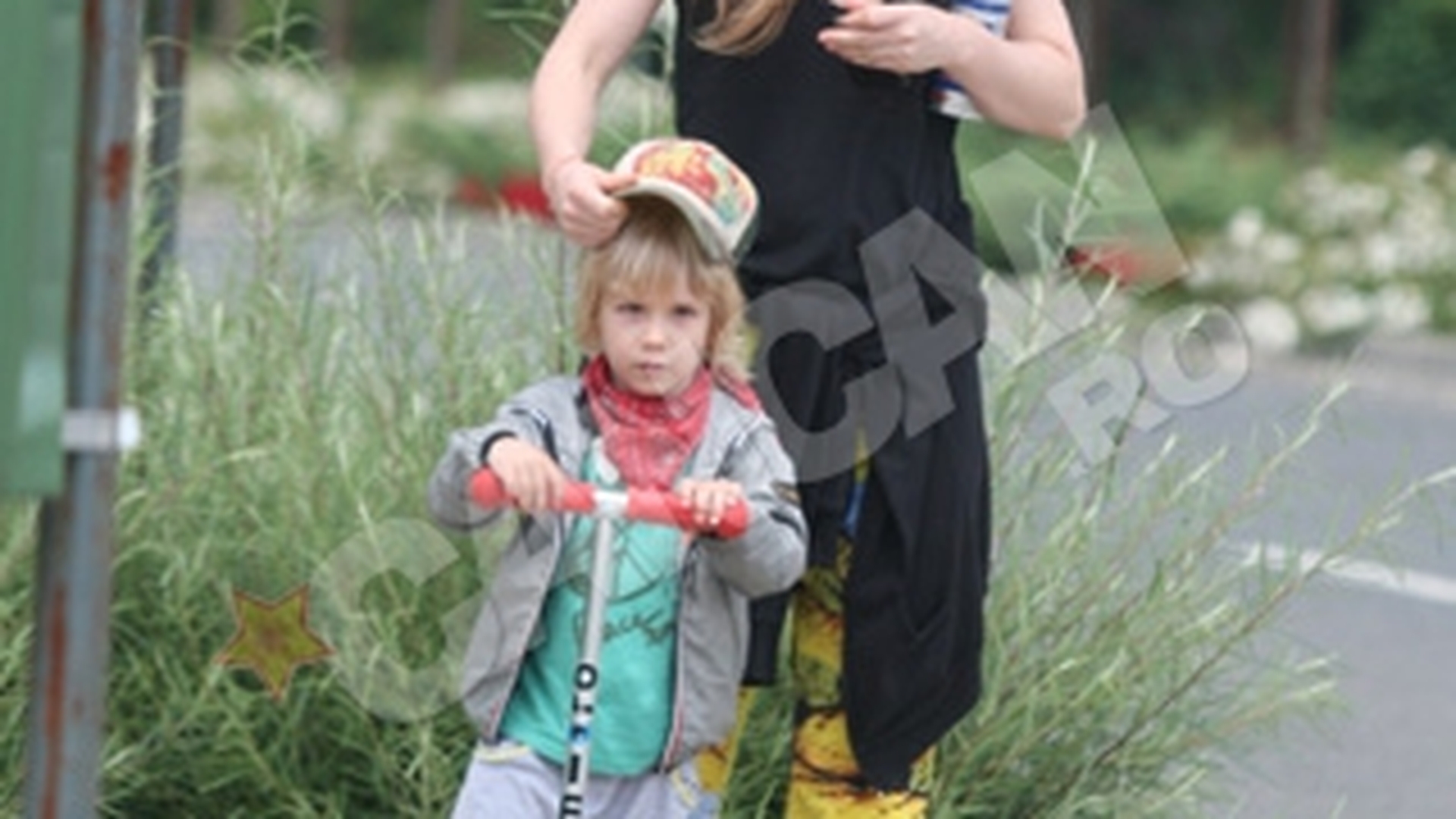 Mezina familiei Beckham se impune in moda de mica!  Imbracata de fite din fasa