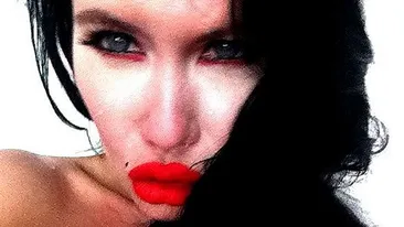 Cine este fosta vedeta TV care si-a lipit un pahar rece ca gheata intre sanii goi? Indiciu: era Loredana Chivu a acelor ani