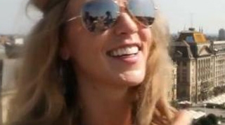 Corina da din culisele celui mai nou videoclip al ei: "Am facut misto de Shakira, am dat din buric pe muzica ei"