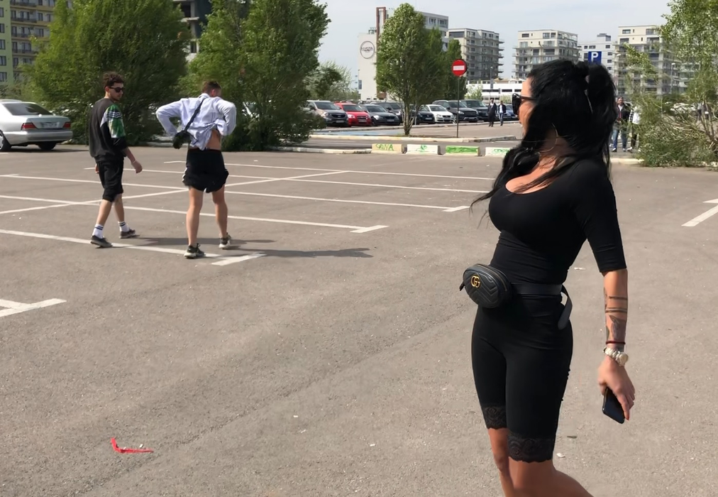 Britanicul i-a arătat  lenjeria intimă sexoasei brunete