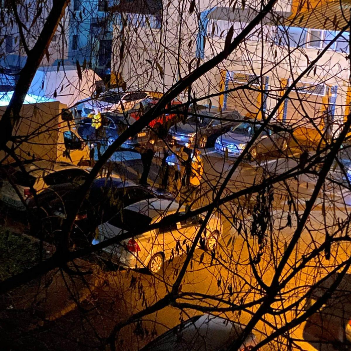 A aruncat tot ce a găsit în casă pe geam şi a distrus maşinile din faţa blocului