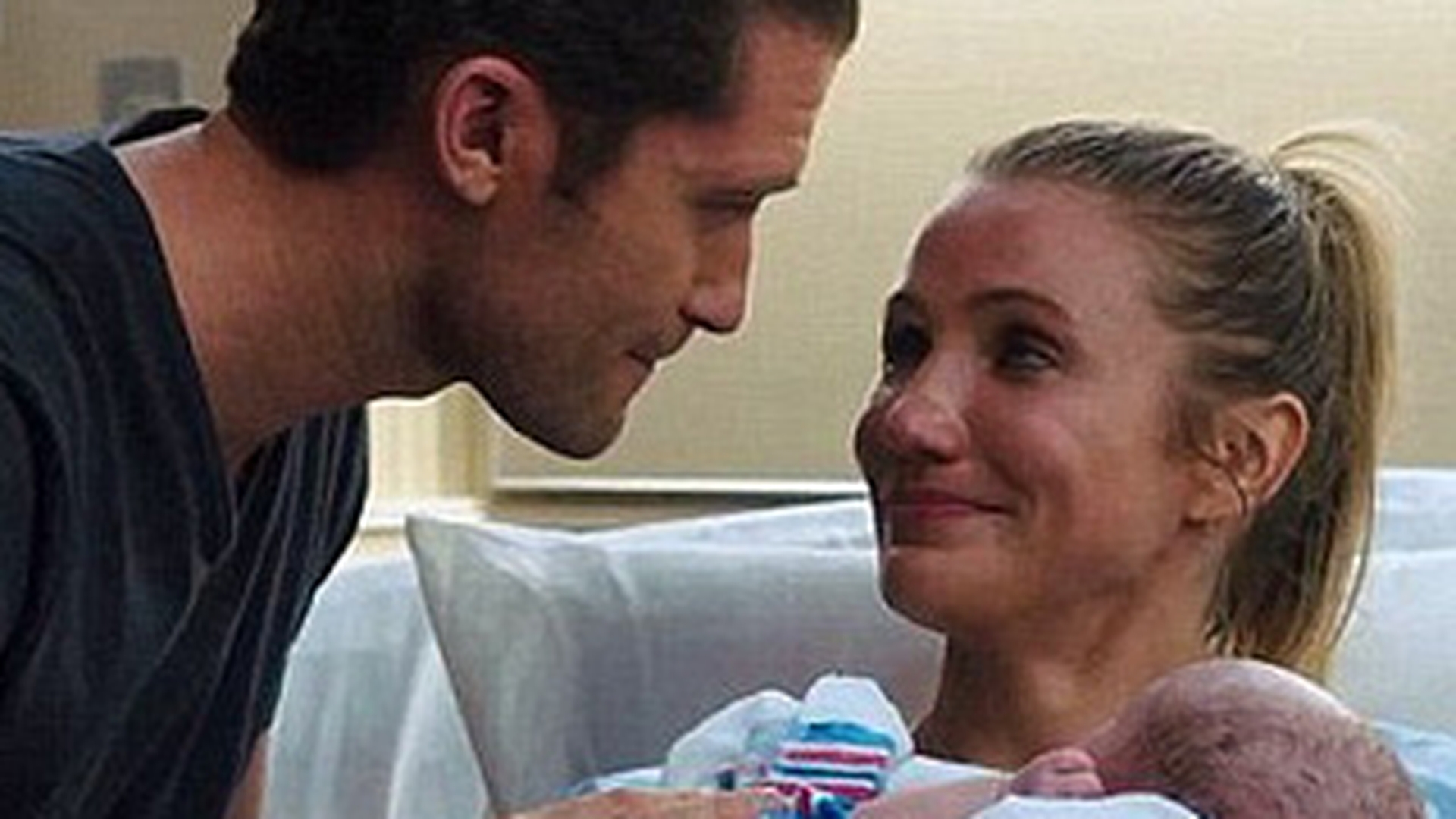 Cameron Diaz a nascut! Uite momentul emotionant si cum isi tine copilul in brate