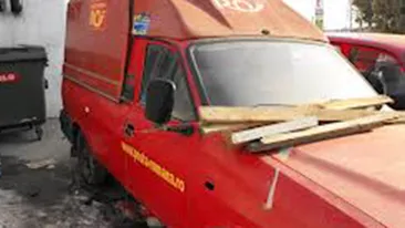 Intâmplare pur românescă la Iaşi! O maşină a Poştei a pierdut un sac de bani in mers, iar localnicii i-au adunat de pe drum