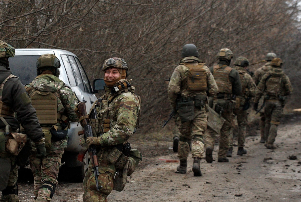 Militarii ucraineni se pregătesc să respingă un atac din regiunea Ucrainei Lugansk, pe 24 februarie 2022. (Sursa foto: profimedia.ro)