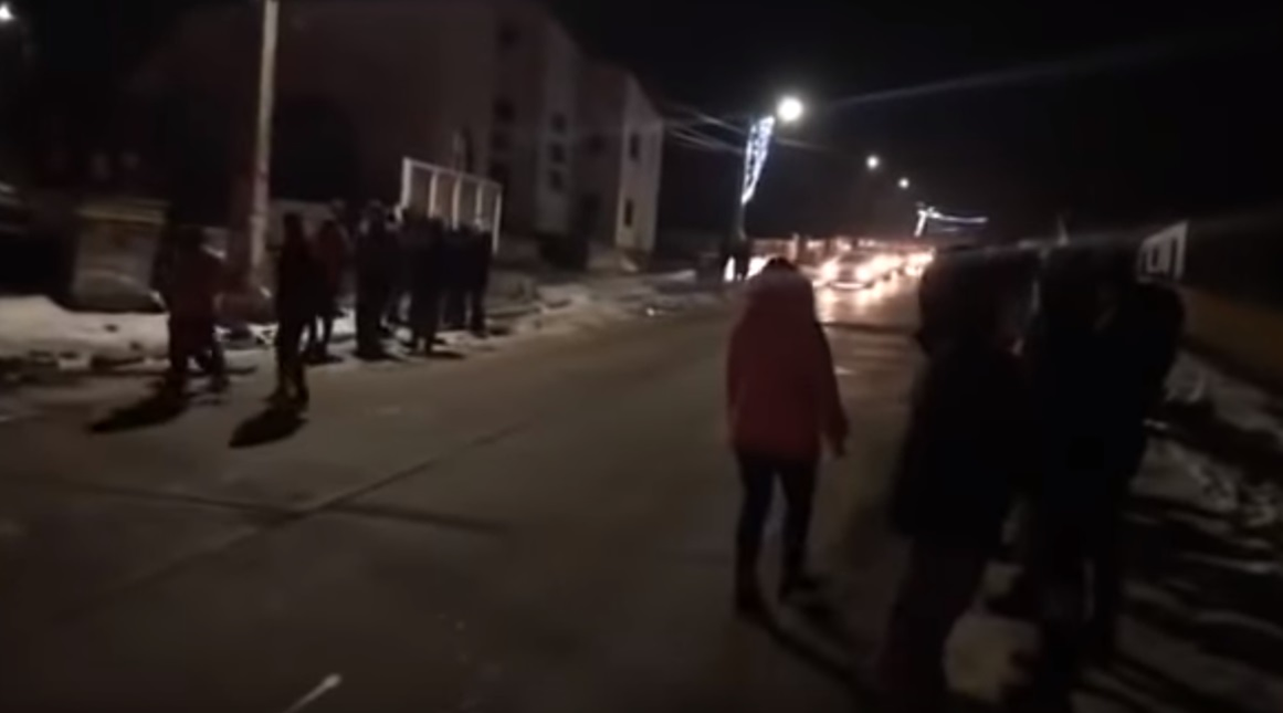 Sicriul cu trupul lui George Parașteac a fost adus acasă de la morgă. Mama lui a leșinat când l-a văzut în coșciug