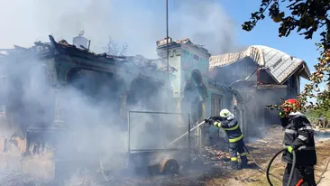 Incendiu puternic în Olt. Ard patru case în comuna Strejeşti