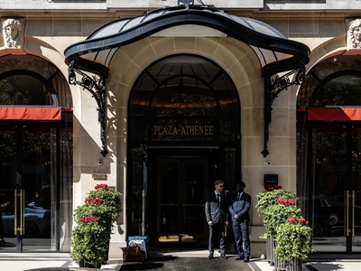 Jaf de un milion de euro la Plaza Athénée! Hoții s-au cățărat pe fațada clădirii și au spart un apartament