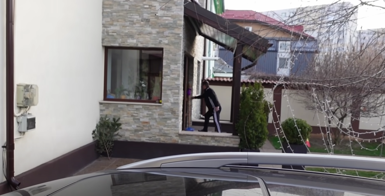 Nea Mărin locuiește într-o vilă de 200.000 de euro/ Sursa foto: Captură video
