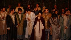 Lavinia Șandru a dat reflectoarele TV pe cele ale teatrului Excelsior: joacă rolul Doamnei Clara